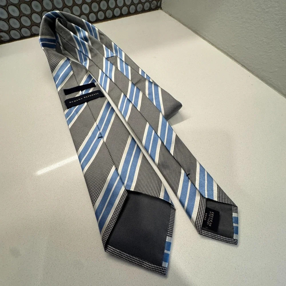 Banana Republic Tie Gray Blue Stripe 100% Silk Necktie‎ 58
